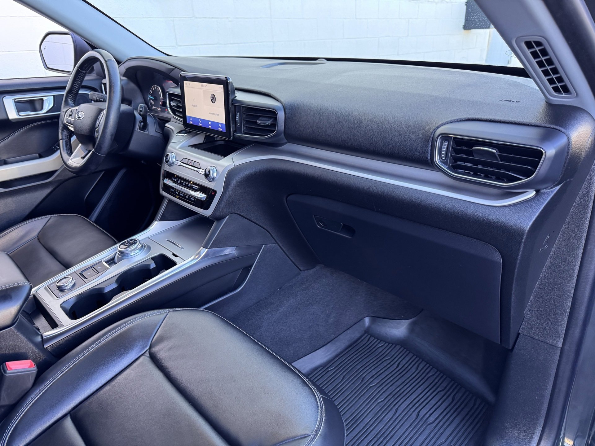 Used 2022 Ford Explorer XLT w/ Equipment Group 202A image 9