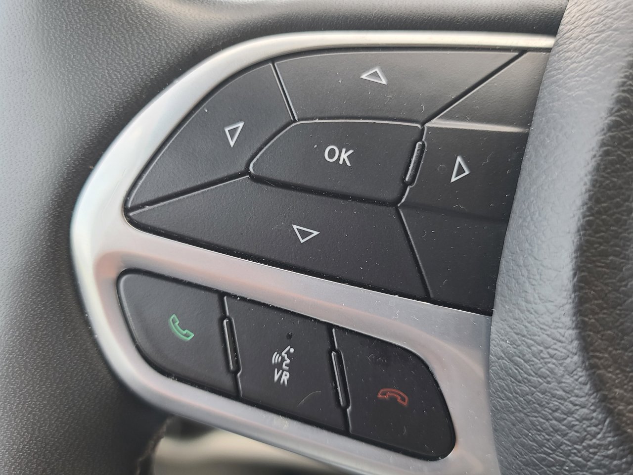 Used 2023 Chrysler Pacifica Touring-L image 33