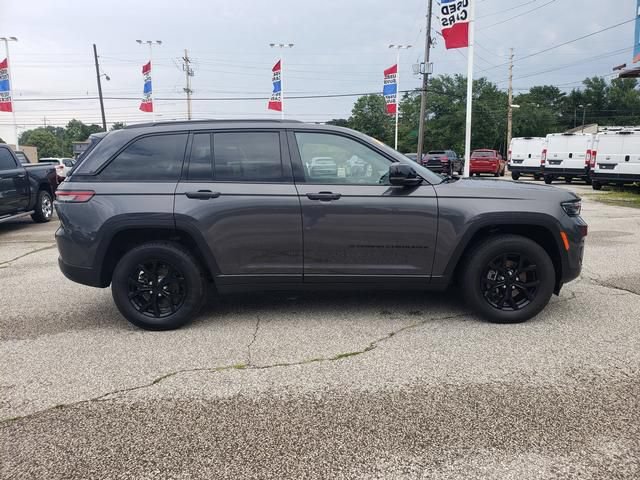 Used 2024 Jeep Grand Cherokee Altitude AWD/4WD image 2