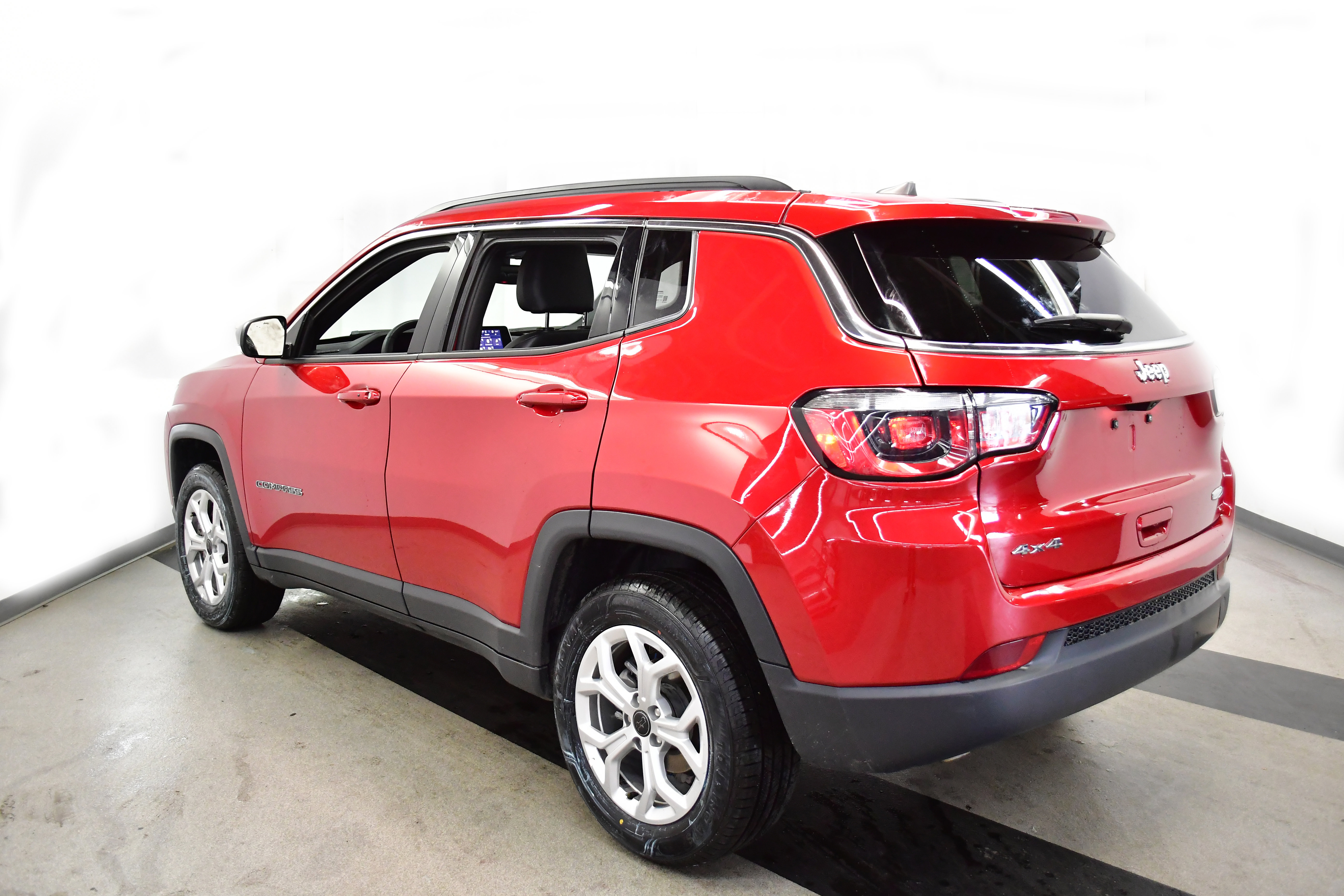 Used 2025 Jeep Compass Latitude w/ Sun & Sound Group image 5