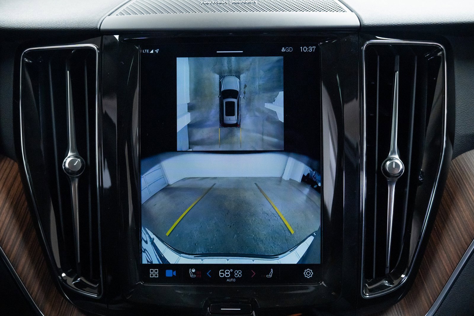 Used 2024 Volvo XC60 T8 Plus w/ Protection Package Premier image 14