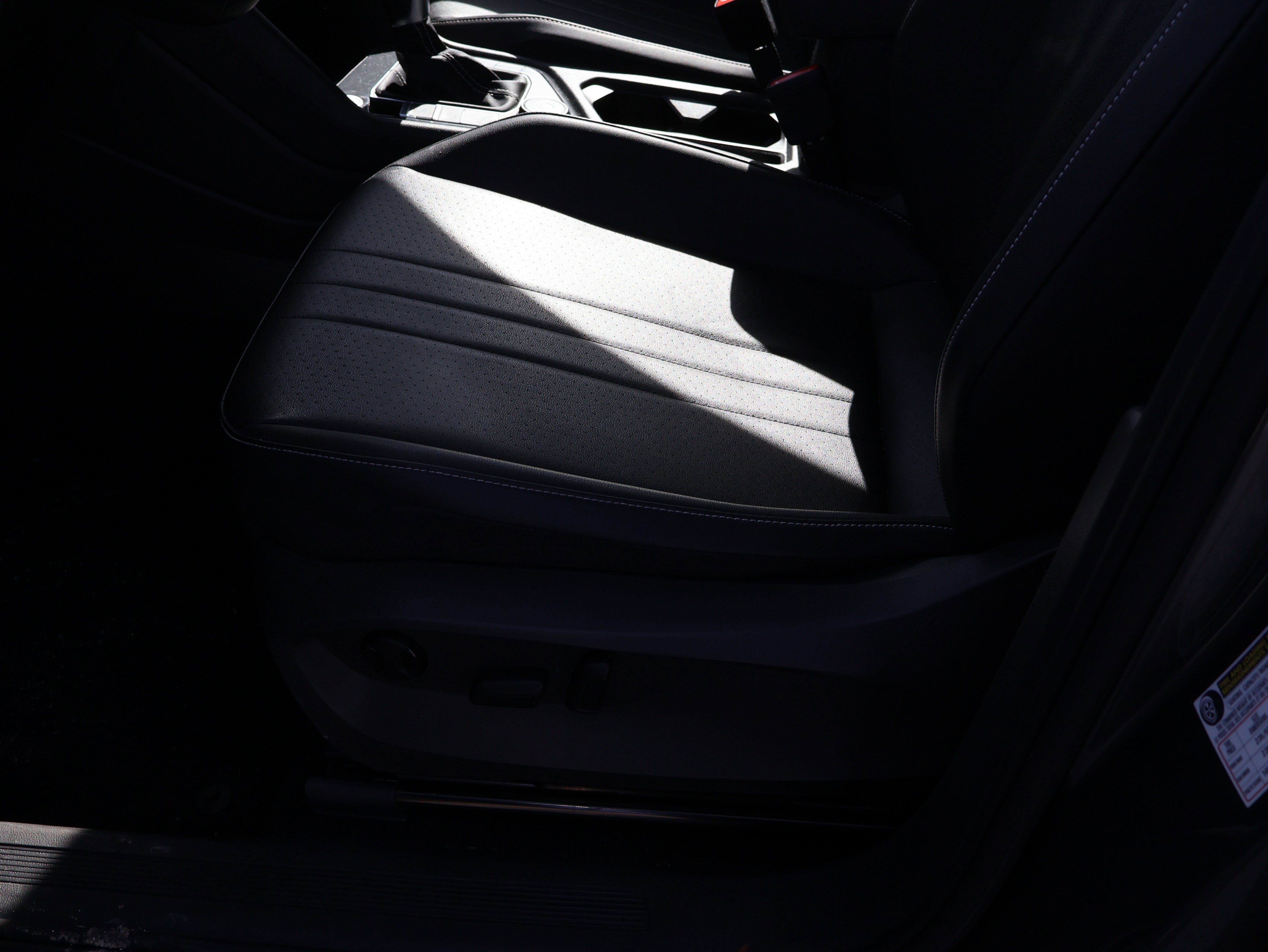 Used 2023 Volkswagen Tiguan SE w/ Panoramic Sunroof Package image 33