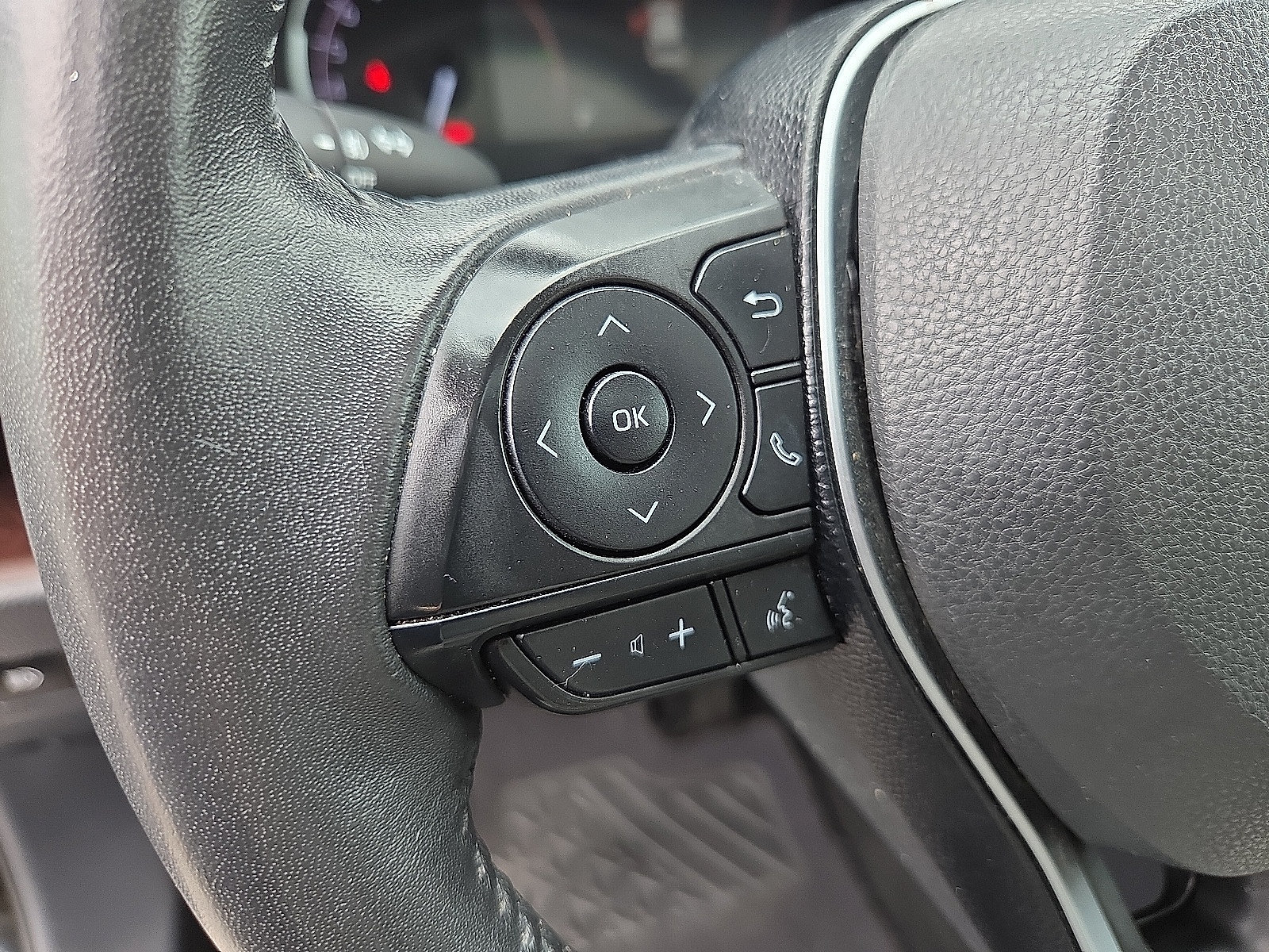 Used 2019 Toyota RAV4 Limited FWD image 12