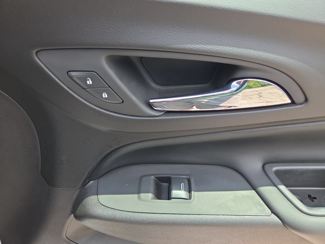 Used 2018 Chevrolet Equinox LT FWD image 19