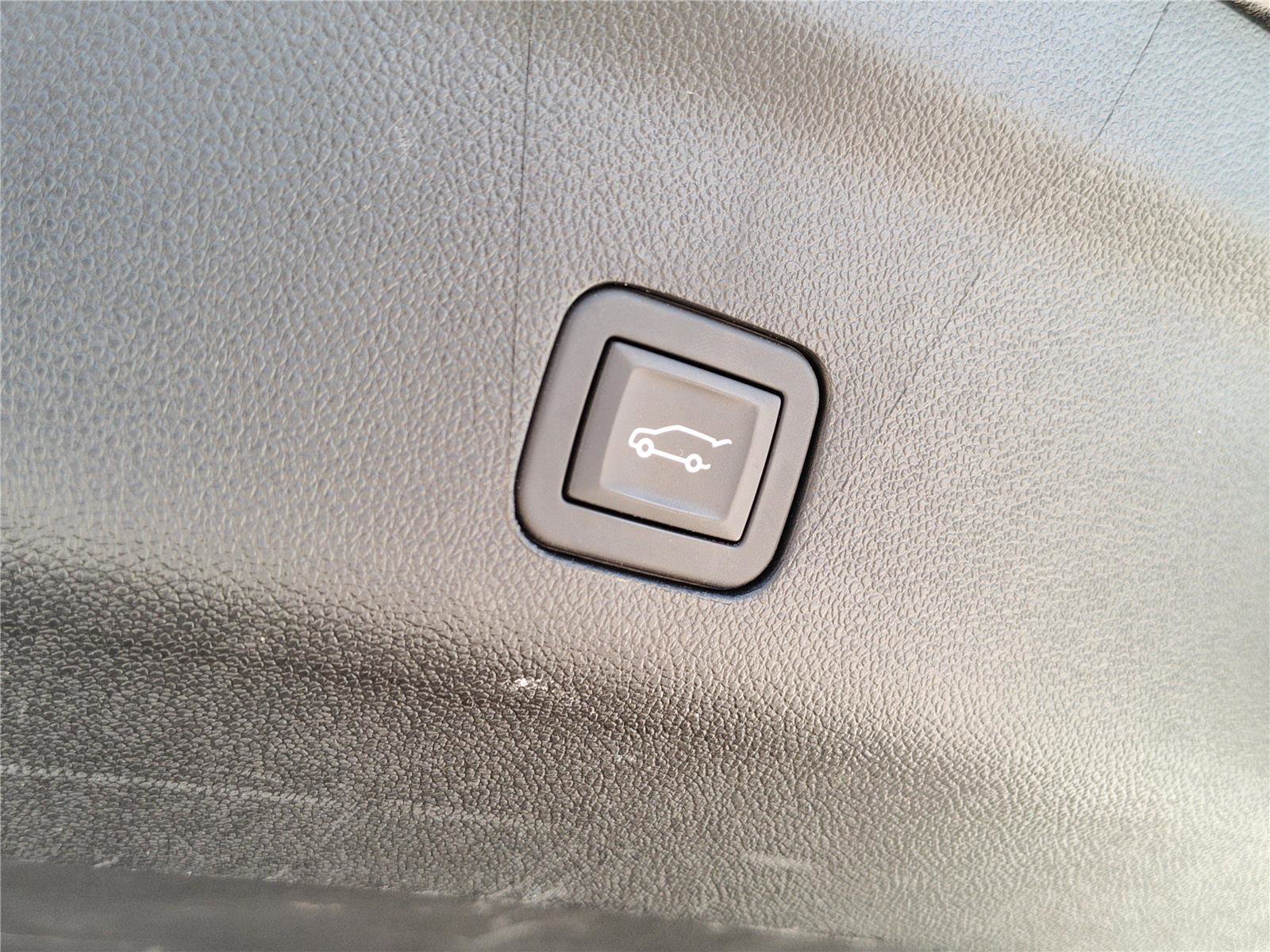 Used 2024 GMC Yukon AT4 w/ Technology Package image 9