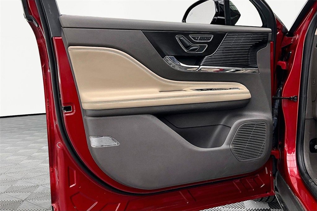 Used 2022 Lincoln Corsair FWD w/ Premium Package image 23