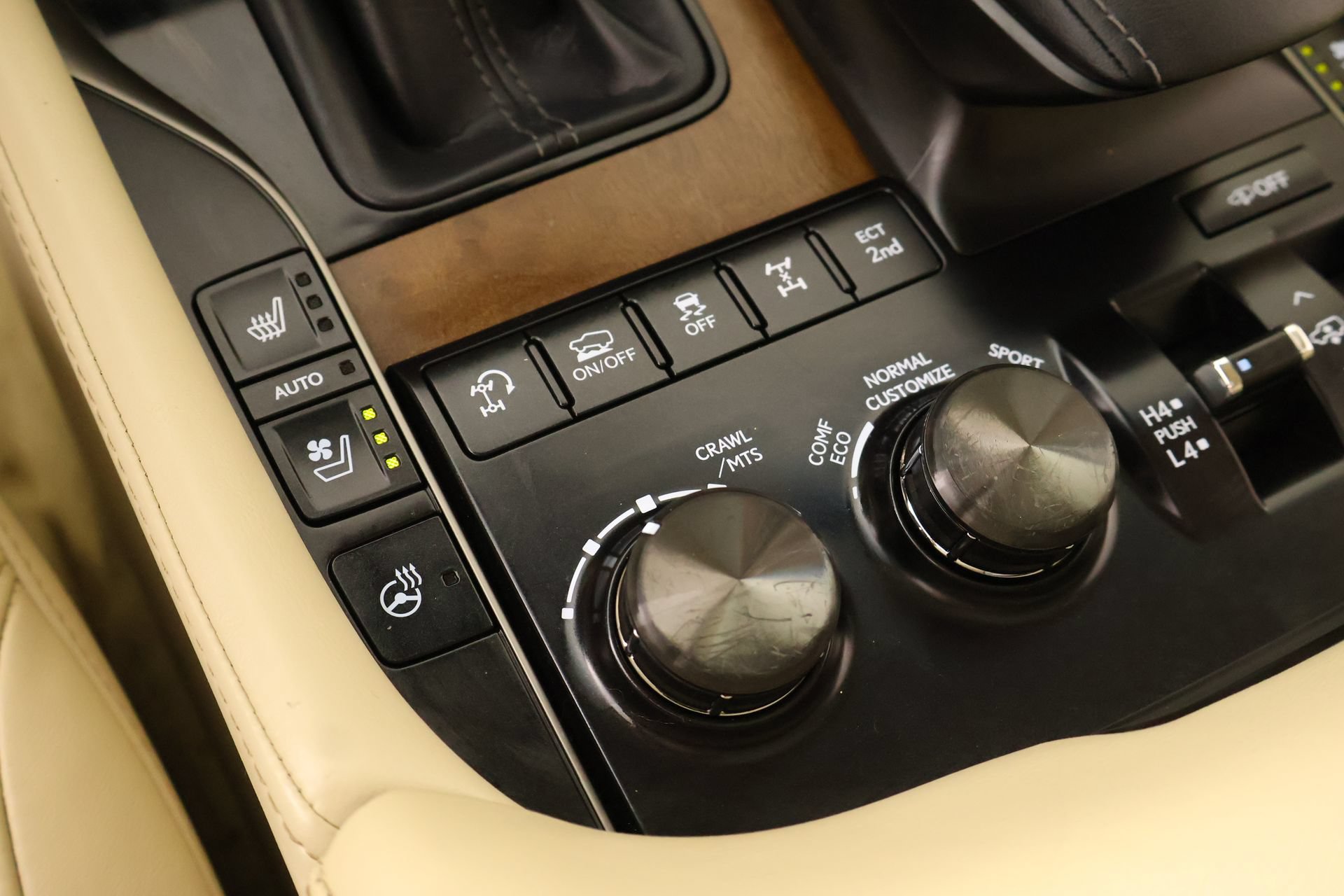 Used 2021 Lexus LX 570 4WD w/ Luxury Package image 8