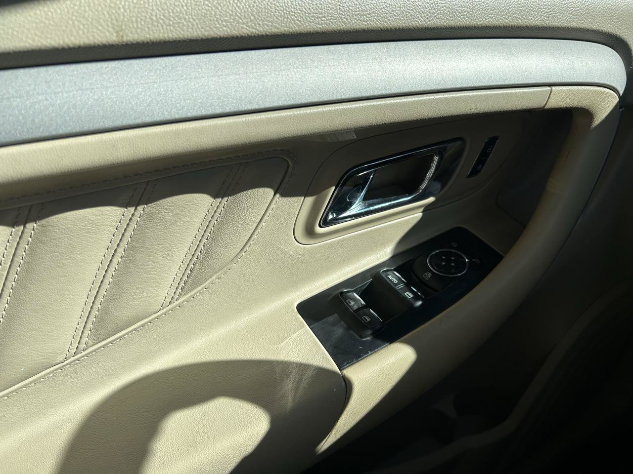 Used 2016 Ford Taurus SE FWD image 27