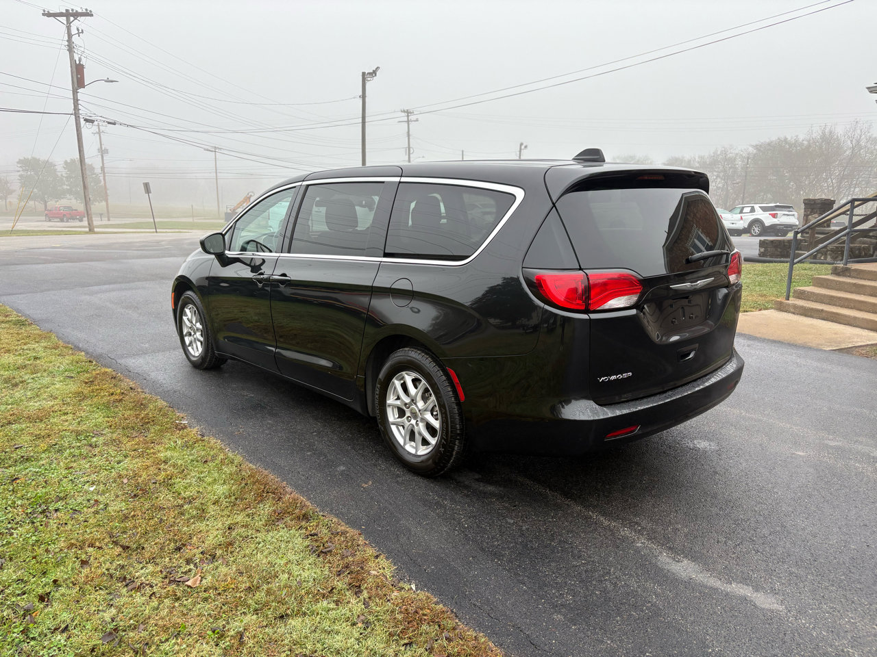 Used 2022 Chrysler Voyager LX image 31