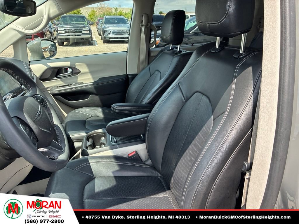 Used 2022 Chrysler Pacifica Touring-L w/ Uconnect Theater Family Group FWD image 8