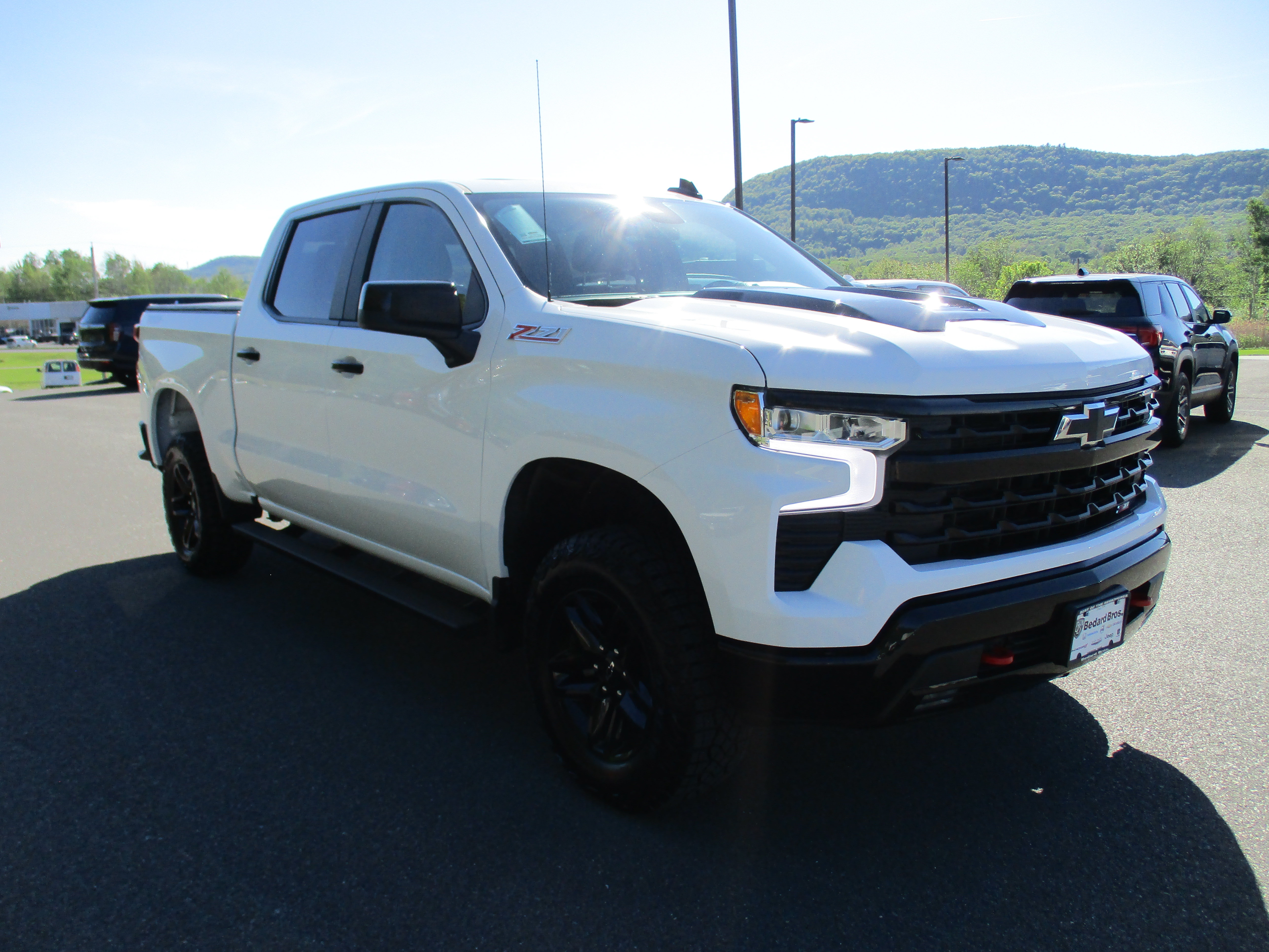 Used 2025 Chevrolet Silverado 1500 LT Trail Boss w/ Convenience Package II AWD/4WD image 3