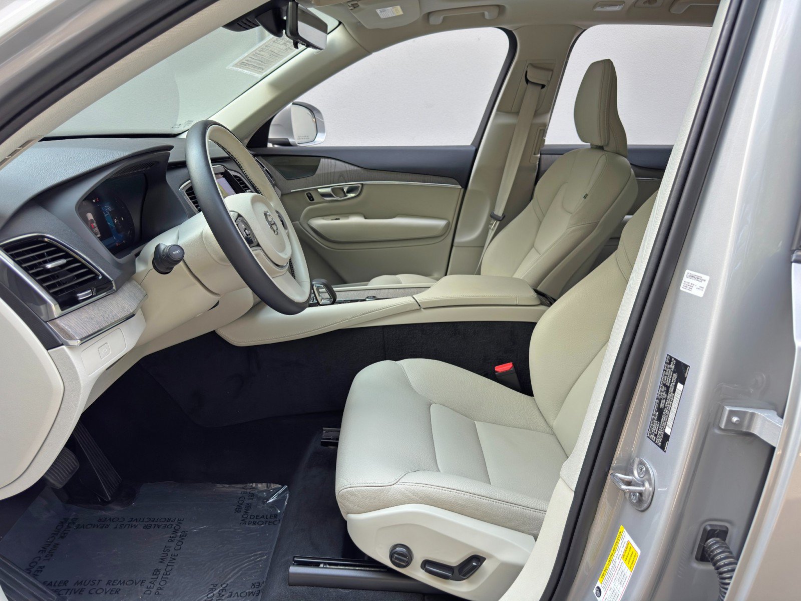 Used 2025 Volvo XC90 B6 Plus AWD/4WD image 17