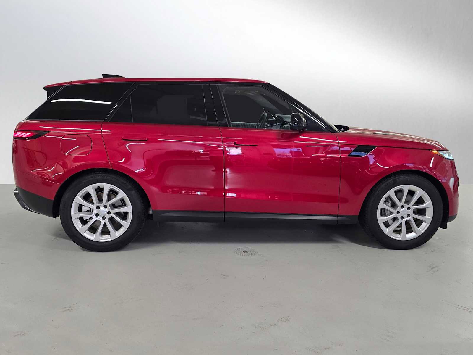 Used 2025 Land Rover Range Rover Sport image 6