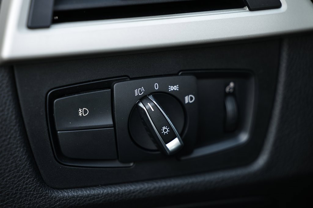 Used 2018 BMW 320i Sedan w/ Convenience Package image 17