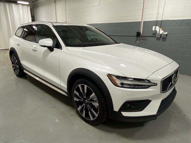 Certified 2025 Volvo V60 B5 Cross Country Ultra AWD/4WD image 5