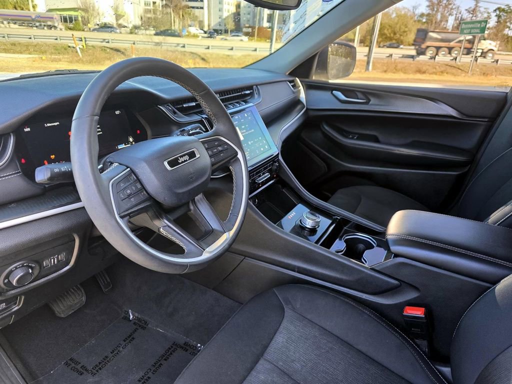 Used 2023 Jeep Grand Cherokee Laredo w/ Luxury Tech Group I image 19