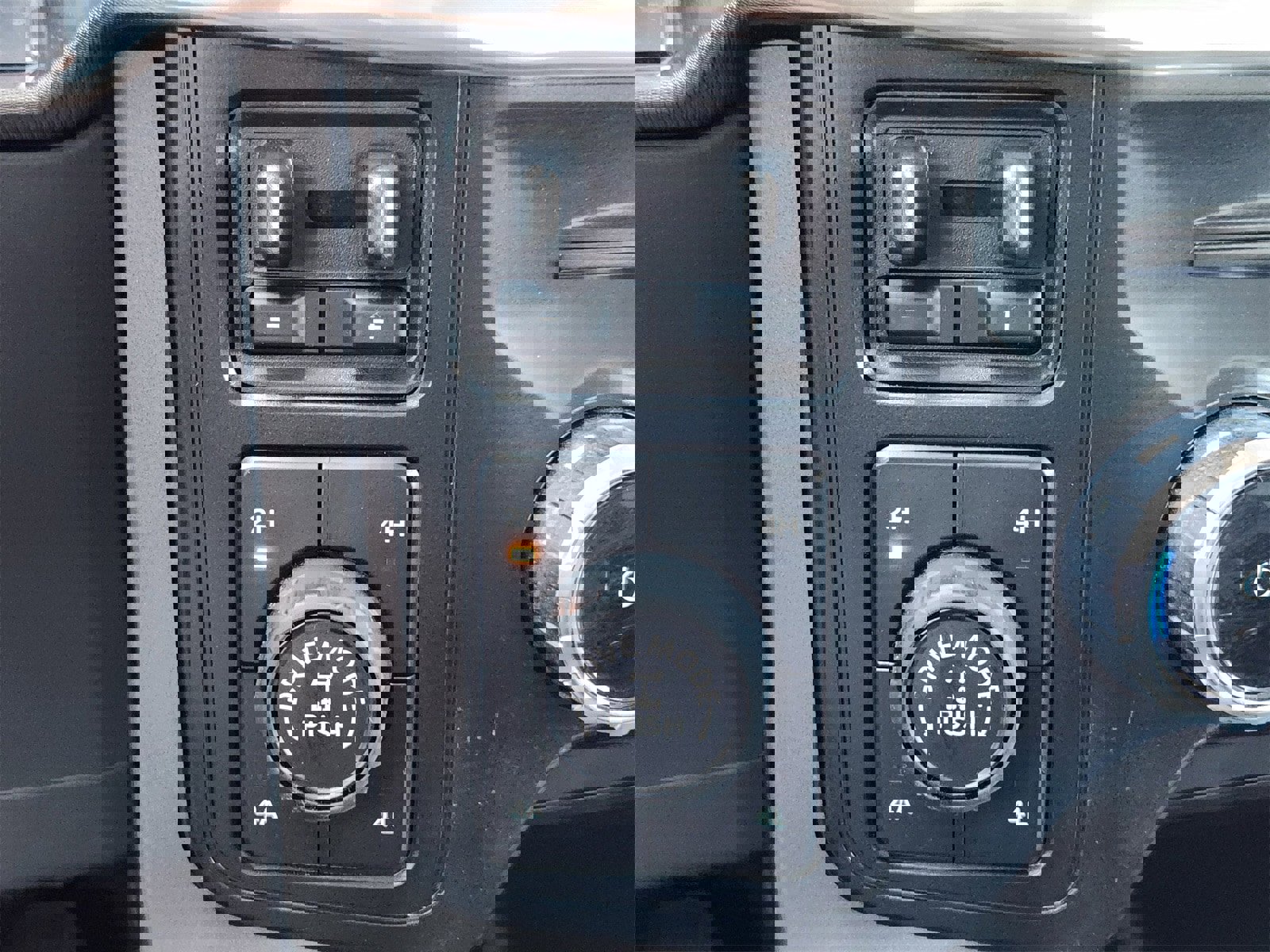 Used 2025 Ford F150 Lariat w/ Equipment Group 501A Mid image 29