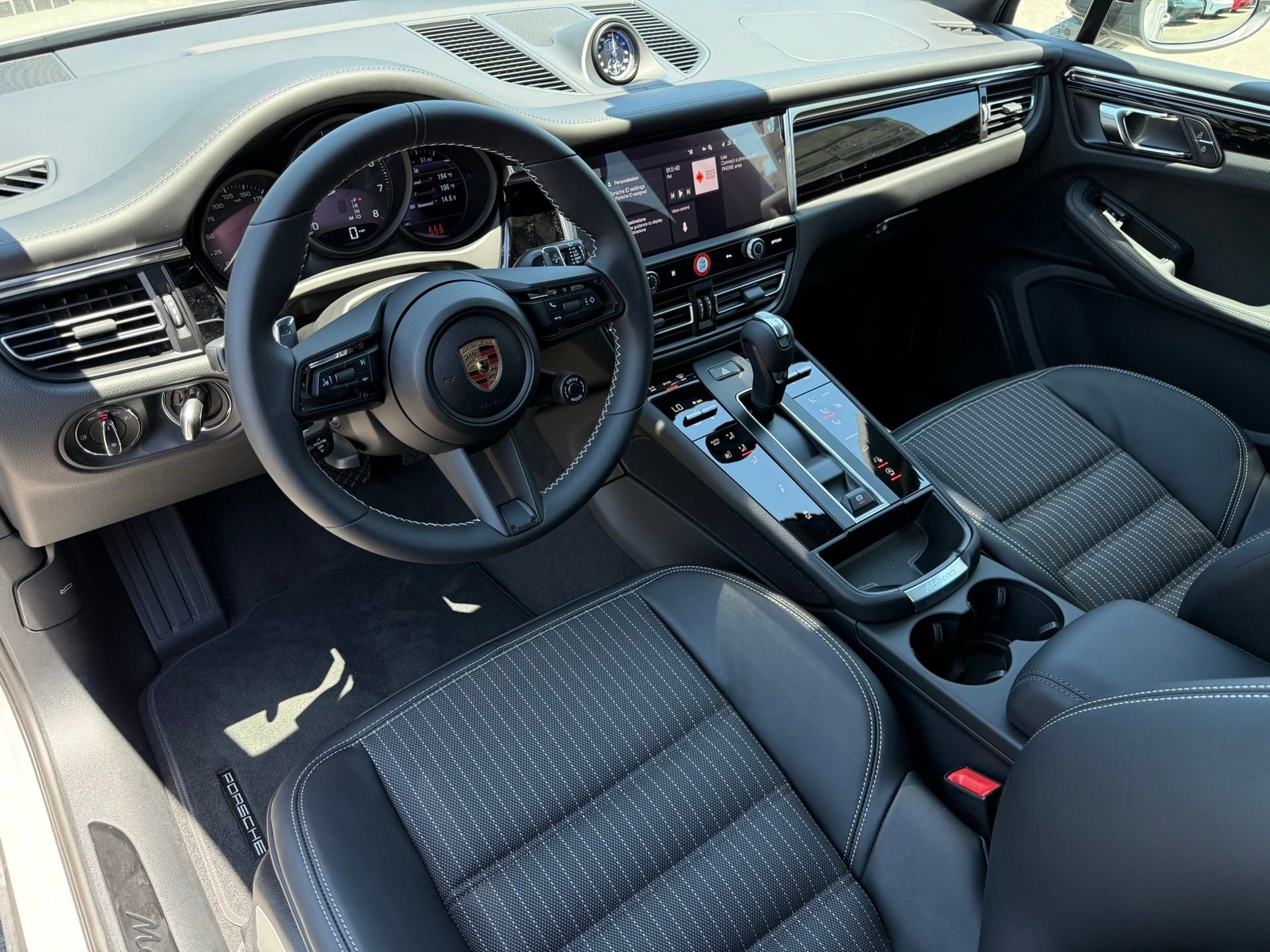 Used 2025 Porsche Macan image 4