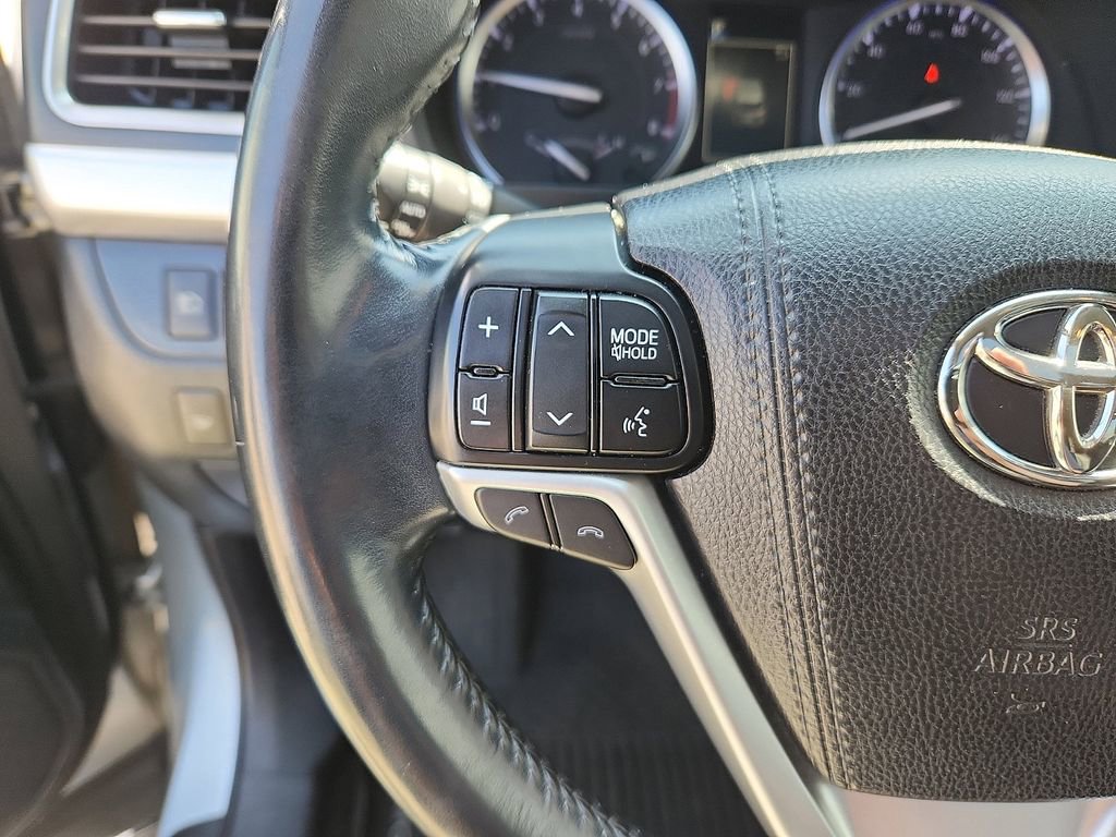 Used 2017 Toyota Highlander Limited AWD/4WD image 18