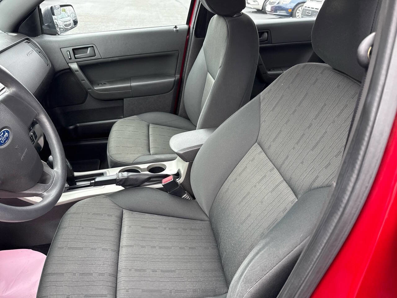 Used 2010 Ford Focus SE FWD image 11