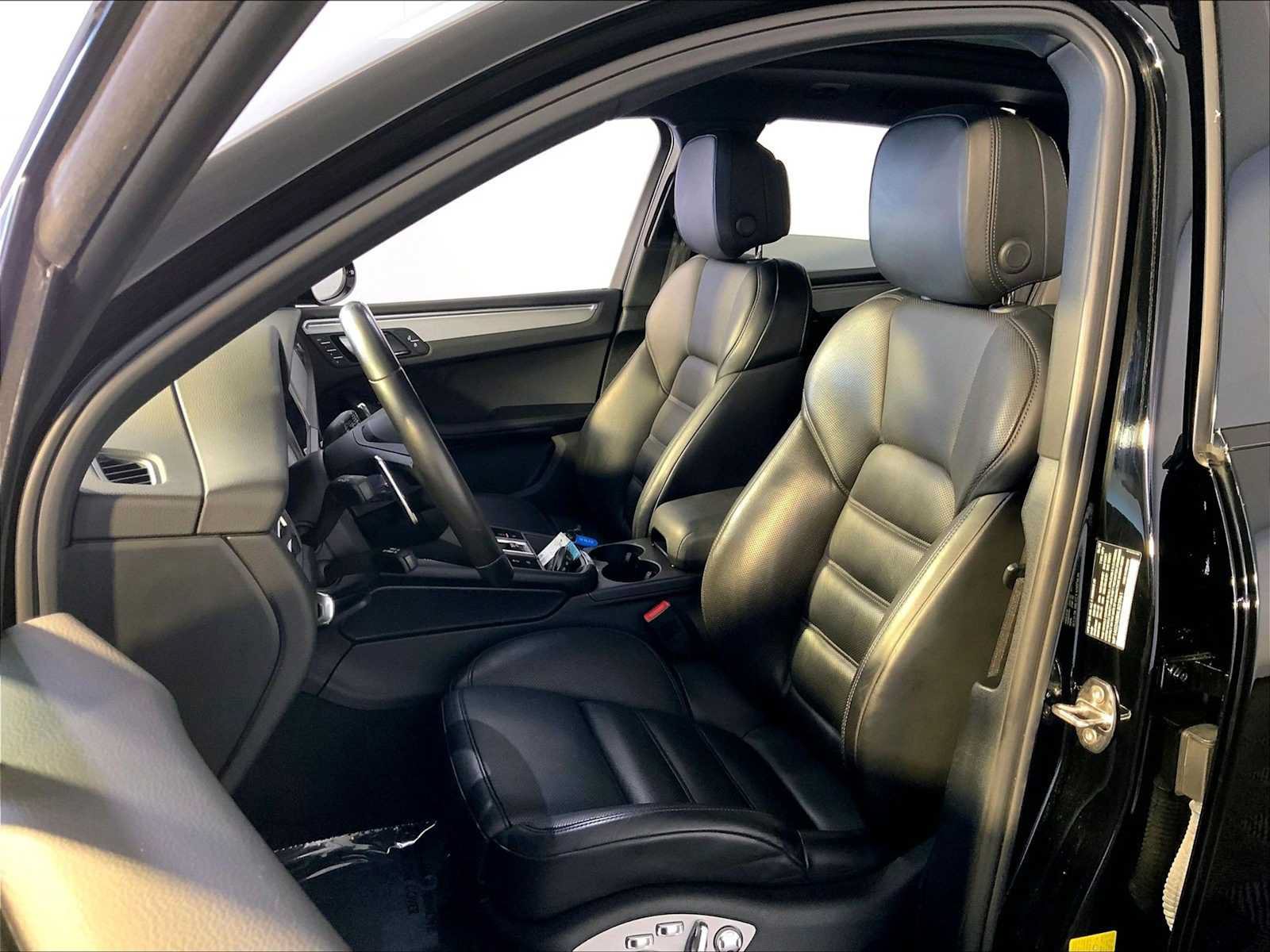 Certified 2022 Porsche Macan S AWD/4WD image 5