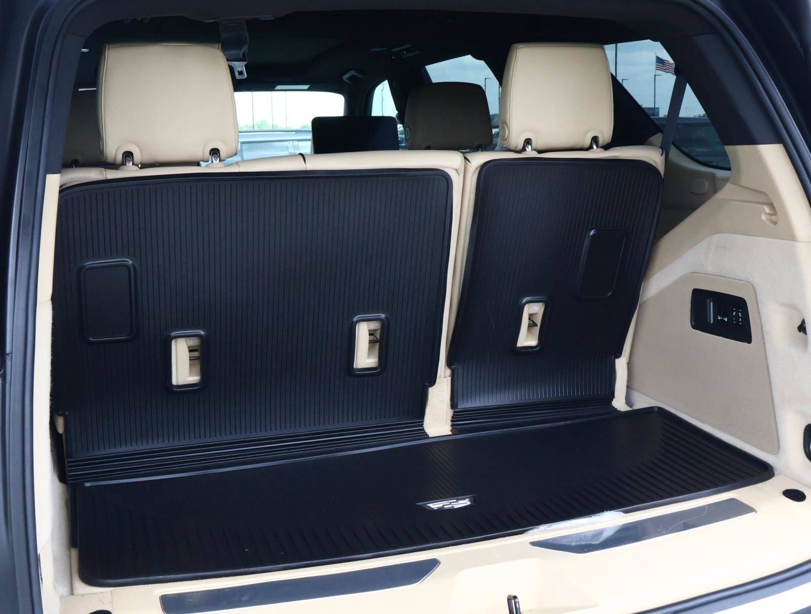 Used 2021 Cadillac Escalade Premium Luxury RWD image 30