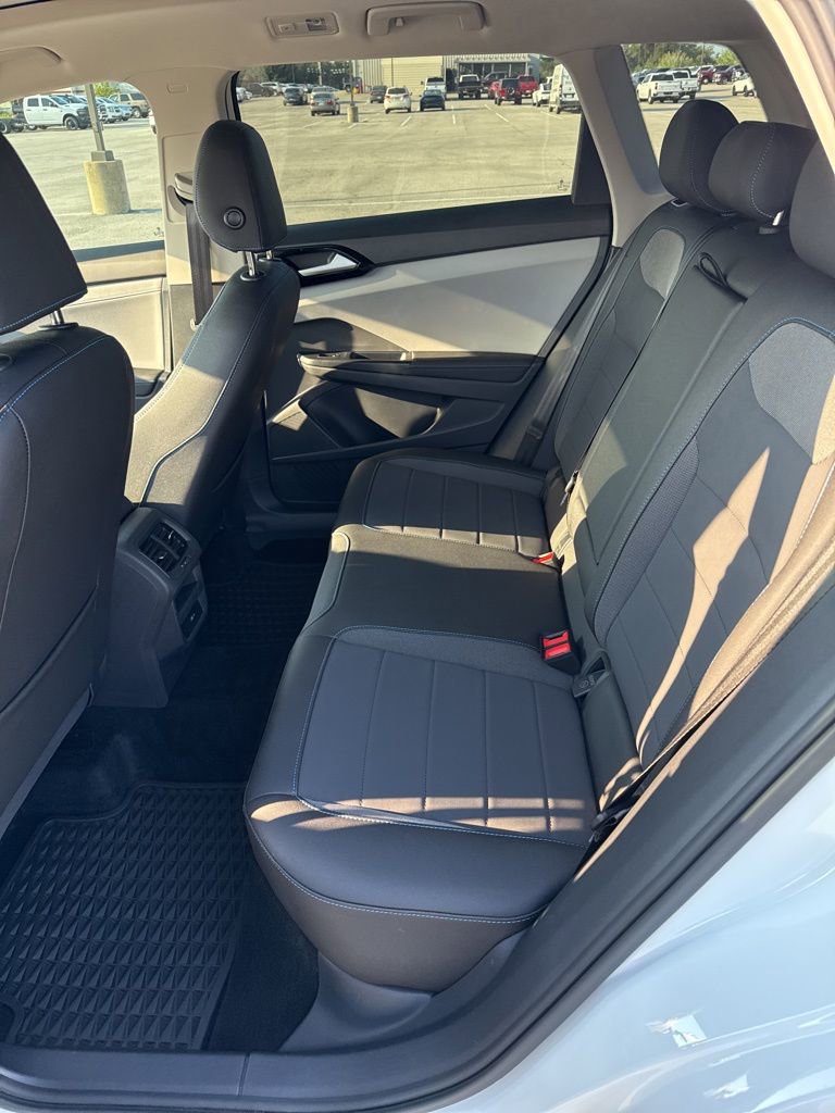 Used 2024 Volkswagen Taos SE image 9