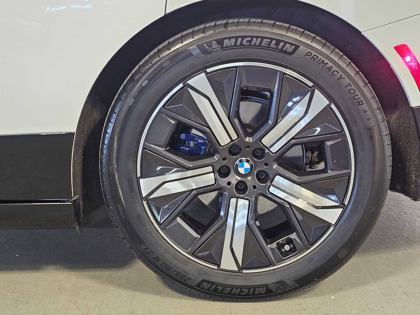 Used 2023 BMW iX xDrive50 w/ Premium Package image 8