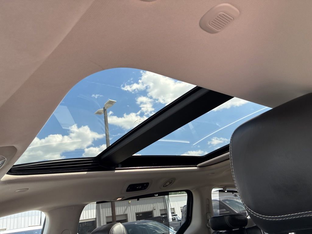Used 2023 Chrysler Pacifica Limited FWD image 17