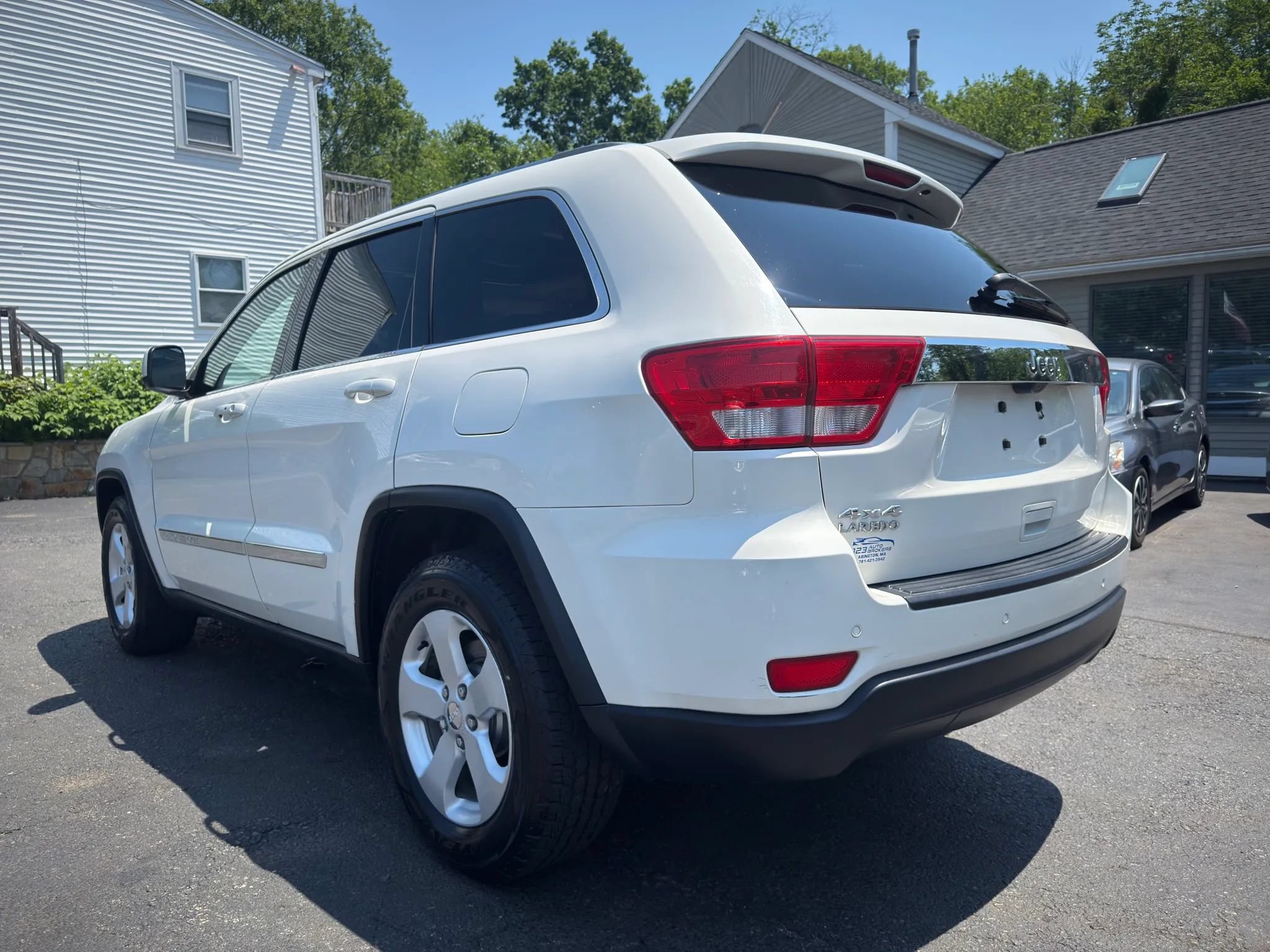 Used 2011 Jeep Grand Cherokee Laredo AWD/4WD image 5