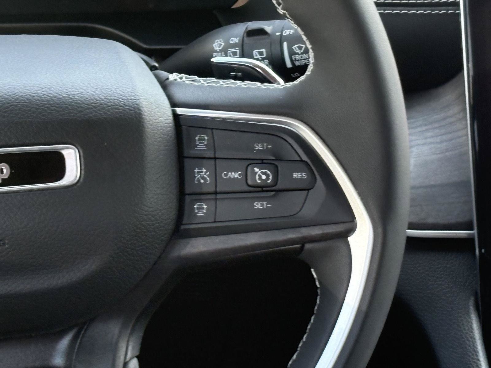 Used 2024 Jeep Grand Cherokee Limited AWD/4WD image 14