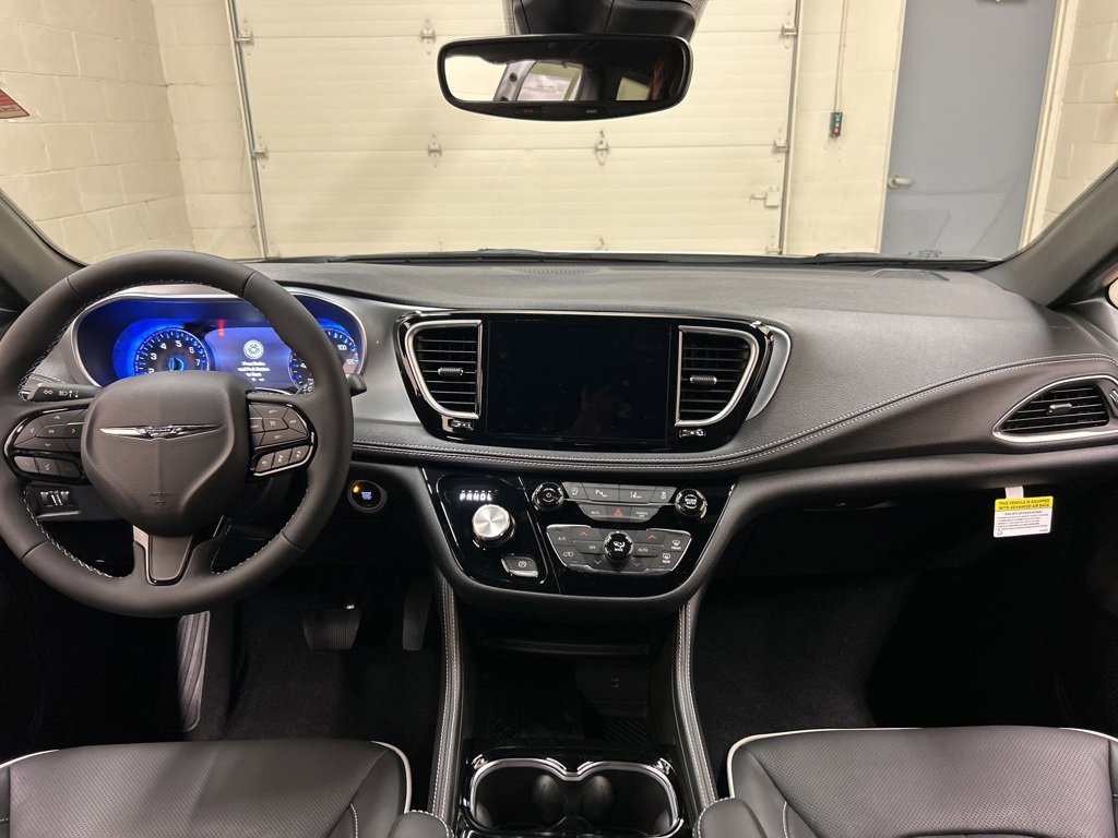 New 2026 Chrysler Pacifica Limited image 17