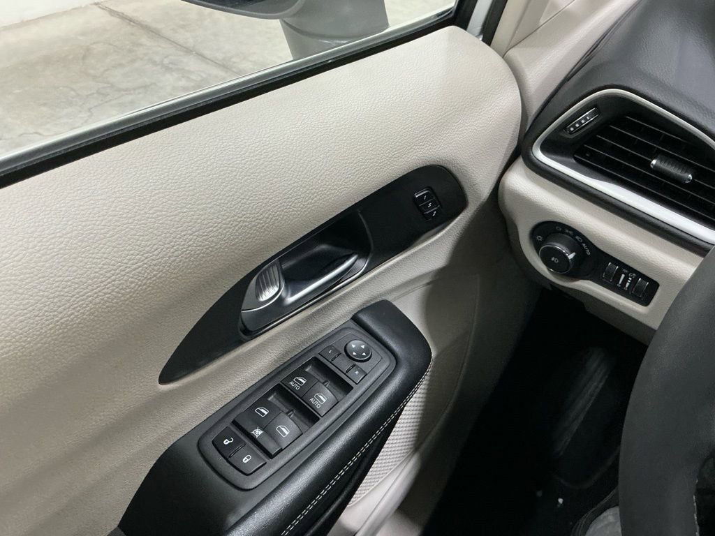 Used 2023 Chrysler Pacifica Touring-L image 14