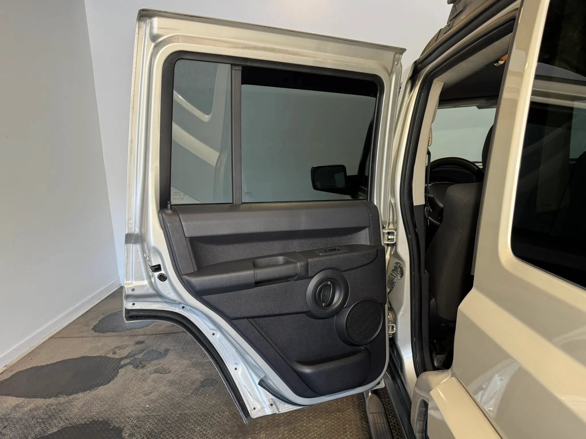 Used 2008 Jeep Commander Sport AWD/4WD image 19