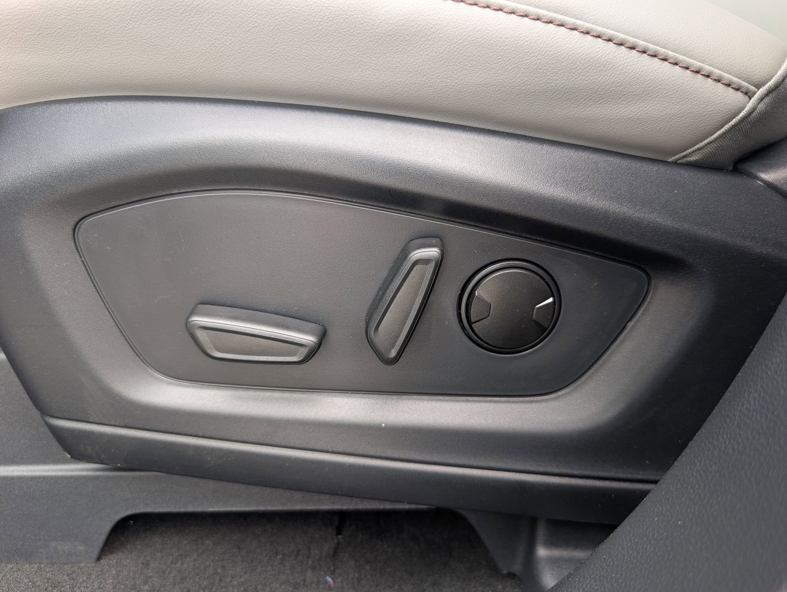 New 2026 Ford Explorer Active w/ Active Comfort Package RWD image 16