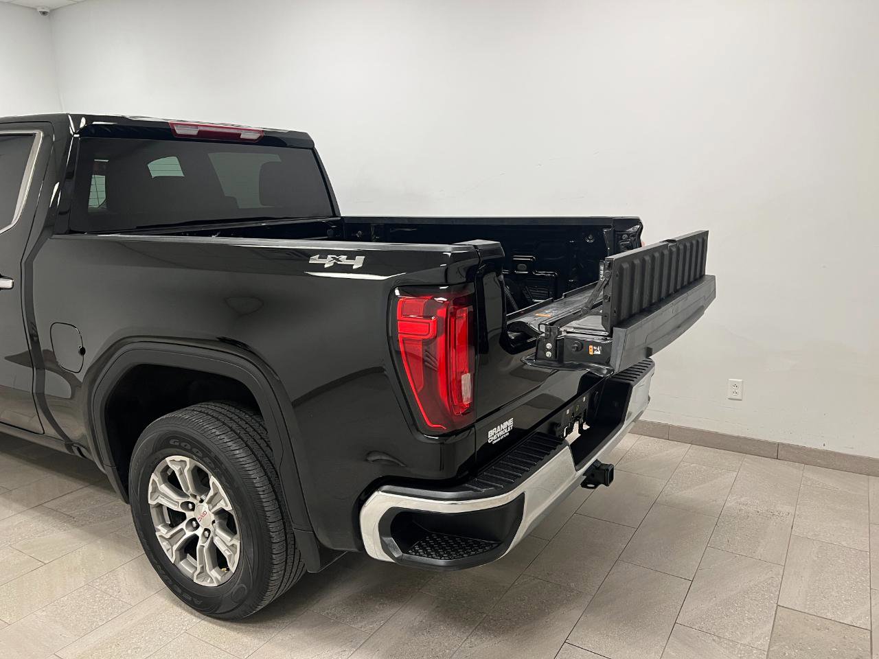 Used 2025 GMC Sierra 1500 SLT AWD/4WD image 21