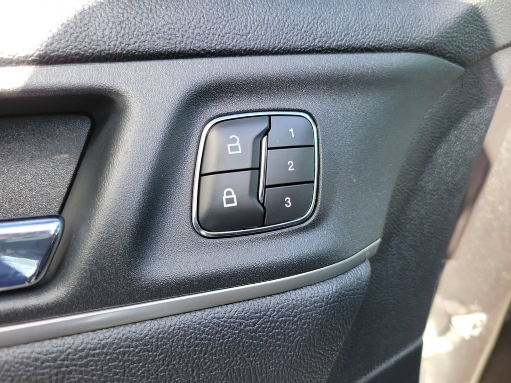 Used 2019 Lincoln MKC Select w/ Select Plus Package FWD image 14