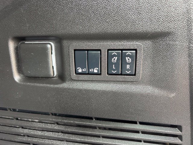 Used 2024 GMC Yukon SLT w/ SLT Luxury Package AWD/4WD image 17