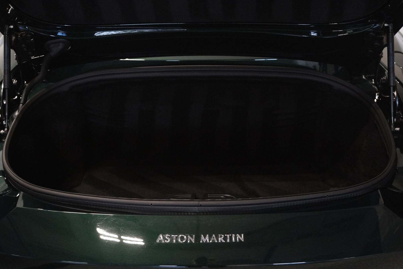 Used 2021 Aston Martin V8 Vantage Roadster RWD image 32