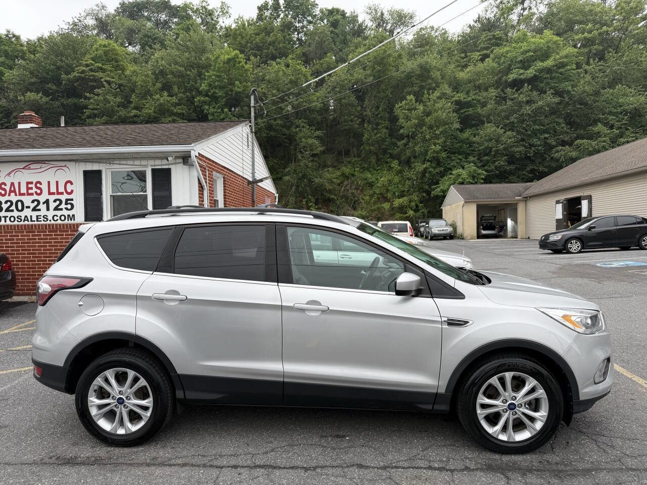 Used 2017 Ford Escape SE w/ Equipment Group 201A image 4