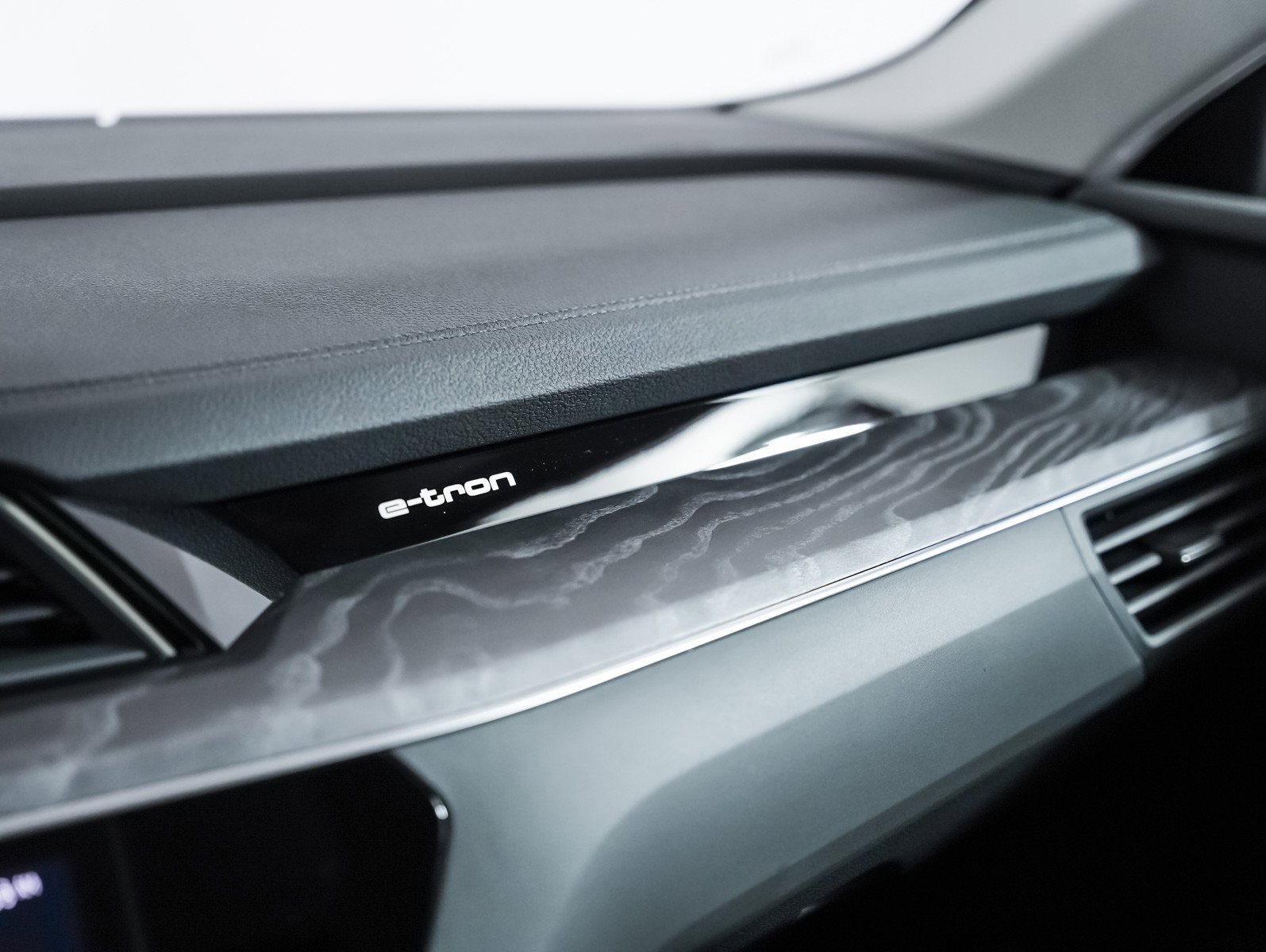 Used 2024 Audi Q8 e-tron Premium Plus image 21