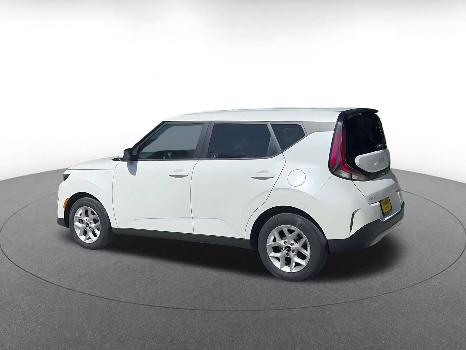 Used 2025 Kia Soul LX w/ LX Technology Package FWD image 9