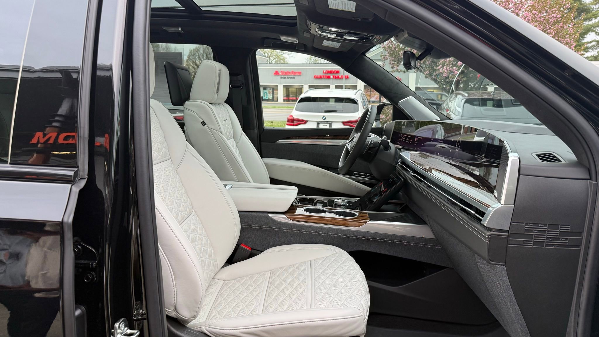 Used 2026 Cadillac Escalade Platinum Sport w/ LPO, ONYX Package AWD/4WD image 12