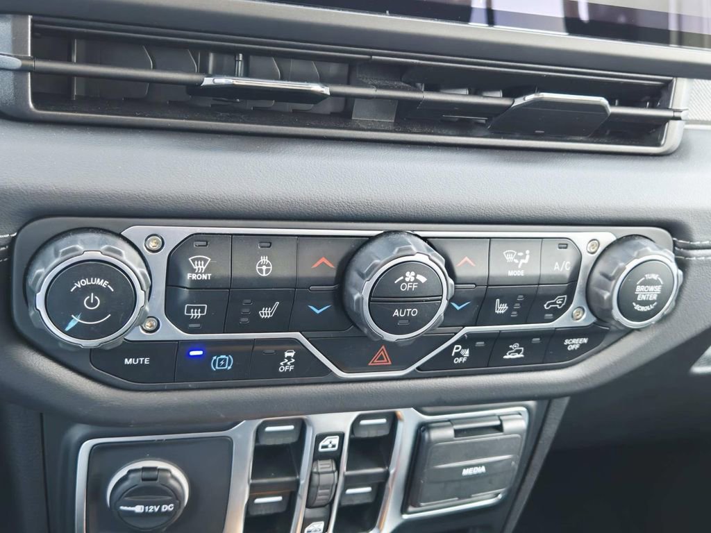 Used 2025 Jeep Wrangler Unlimited Sahara w/ Safety Group image 27