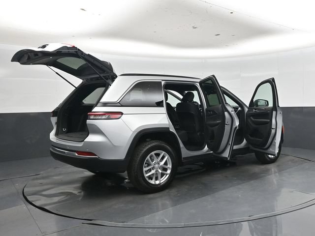 New 2026 Jeep Grand Cherokee Laredo w/ Trailer Tow Package AWD/4WD image 47