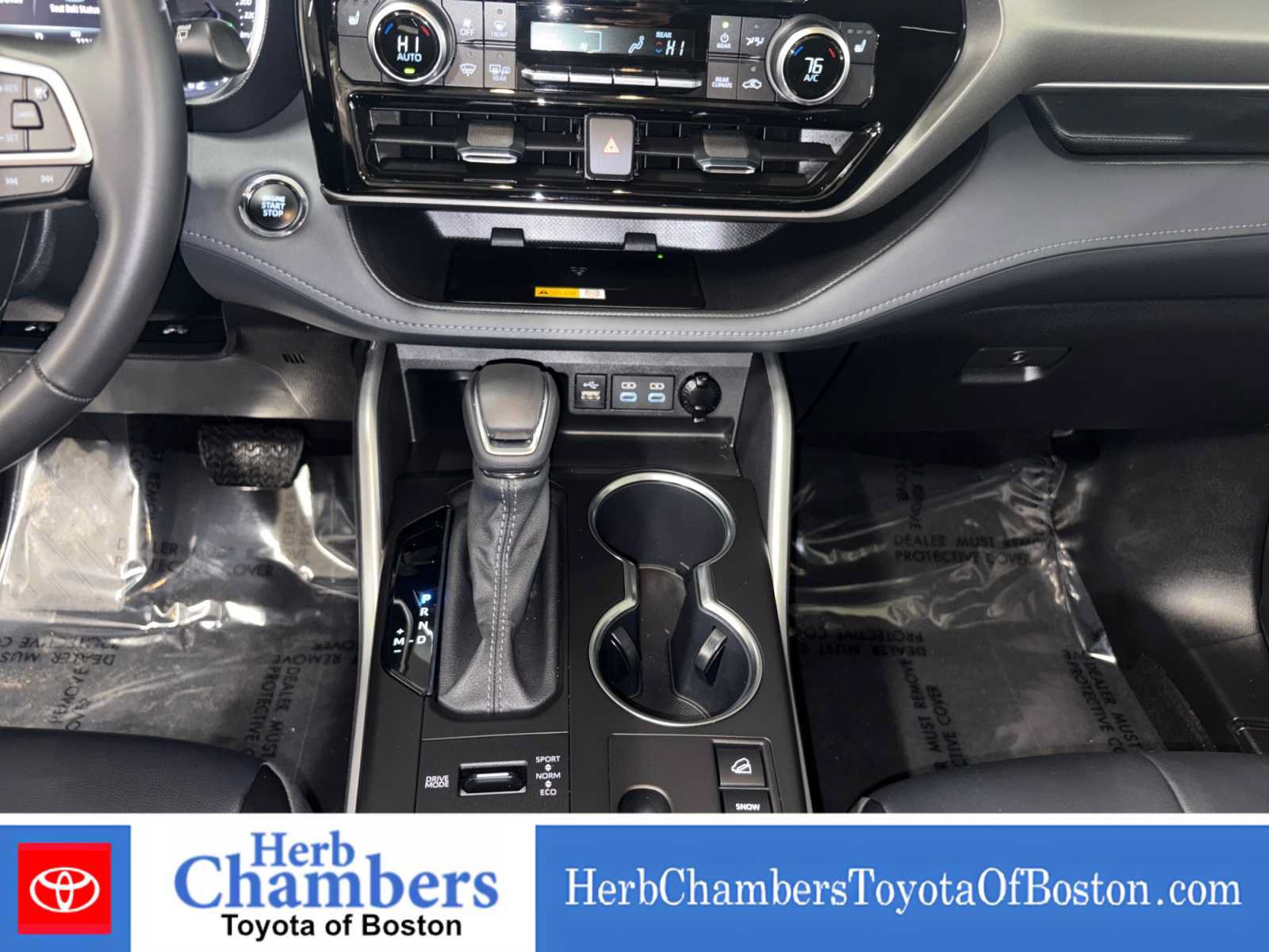 Used 2023 Toyota Highlander XLE AWD/4WD image 12