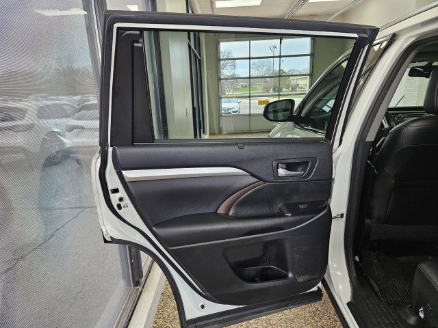 Used 2016 Toyota Highlander XLE image 18