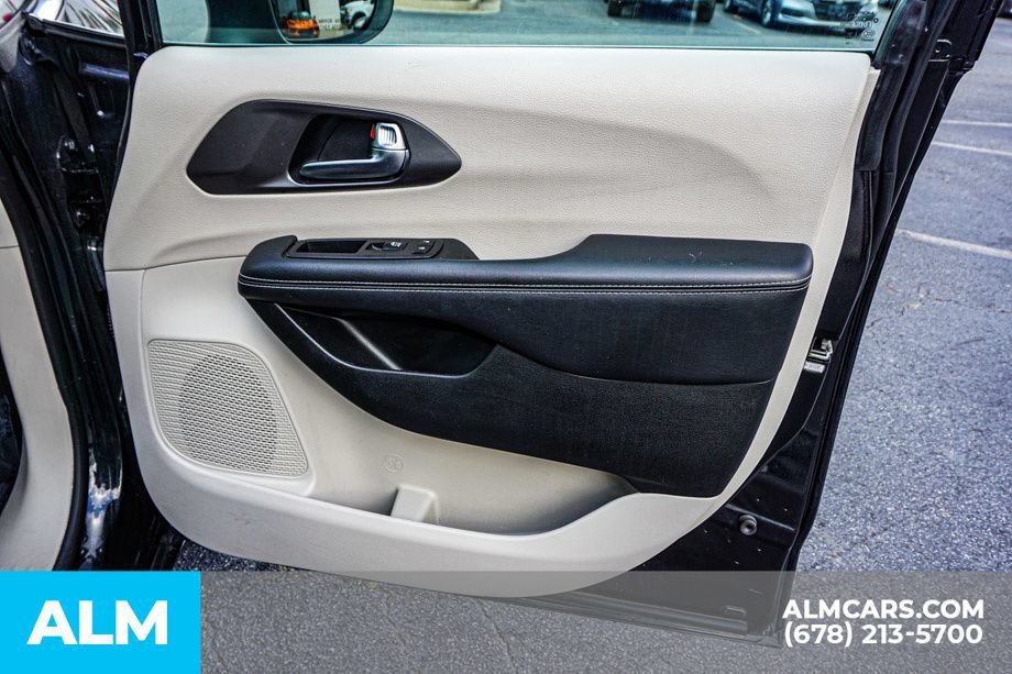 Used 2023 Chrysler Pacifica Touring-L FWD image 57