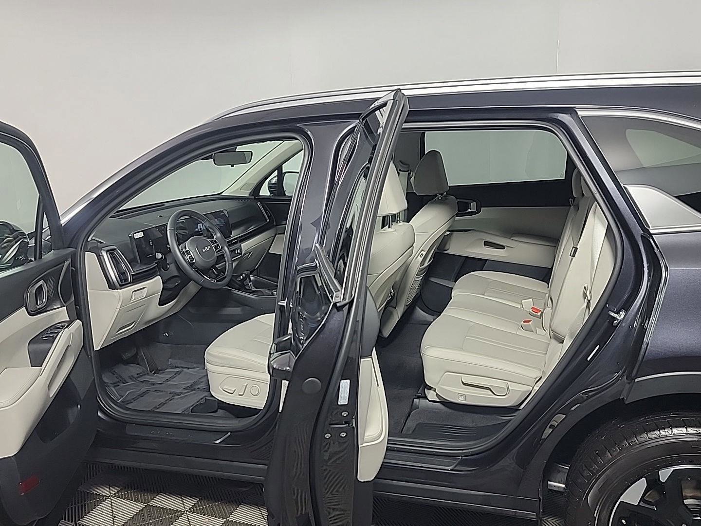 Used 2025 Kia Sorento S image 16