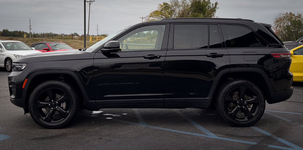 Used 2023 Jeep Grand Cherokee Altitude AWD/4WD image 16